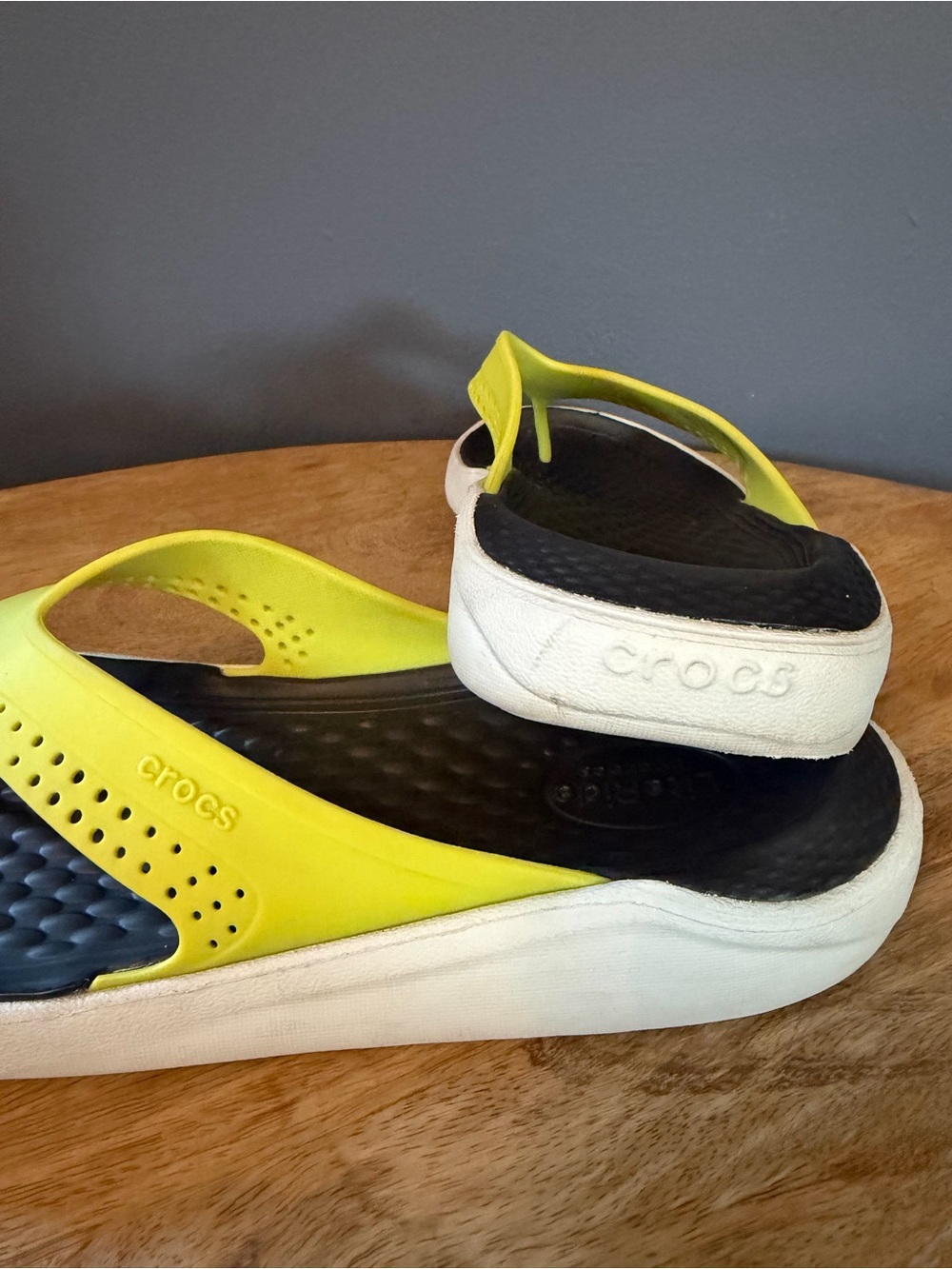 Crocs Unisex Neon Green/Black/White Flip Flop Sandals. Size Men 7 / Women 9. - Picture 2 of 8
